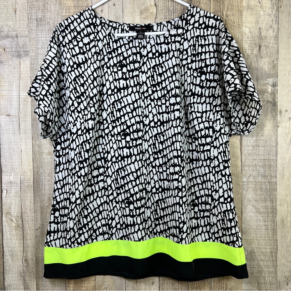 Style & Co Med Black & White Top w/Short Cap Sleeves and Yellow Green St…